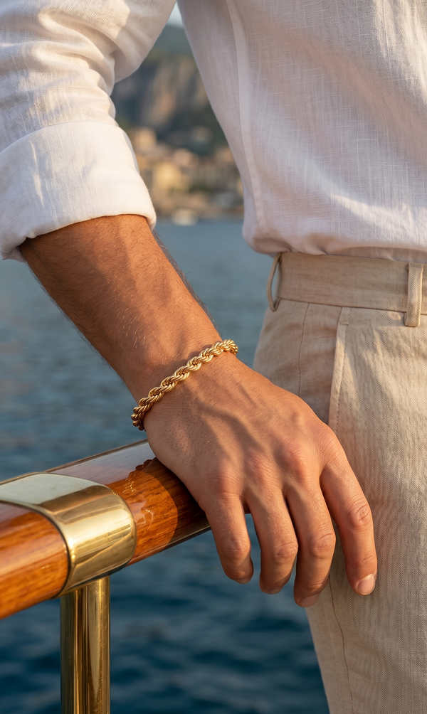 LUNA BRACELET GOLD — The finish