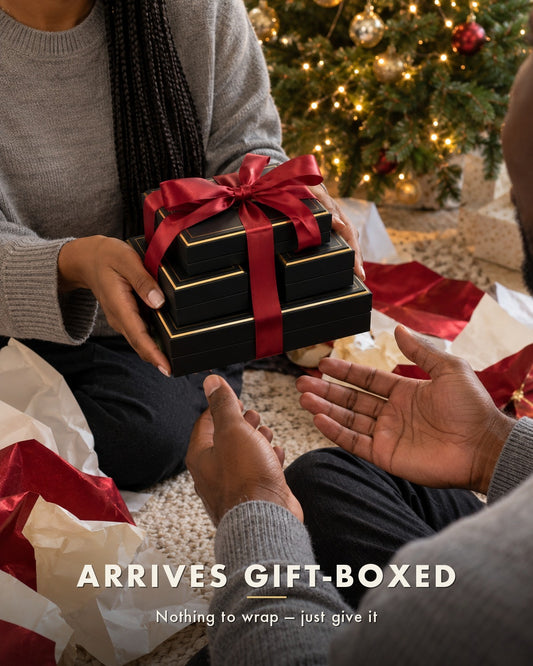 Luxor Four-Piece Gift Box Gold: the hand-over
