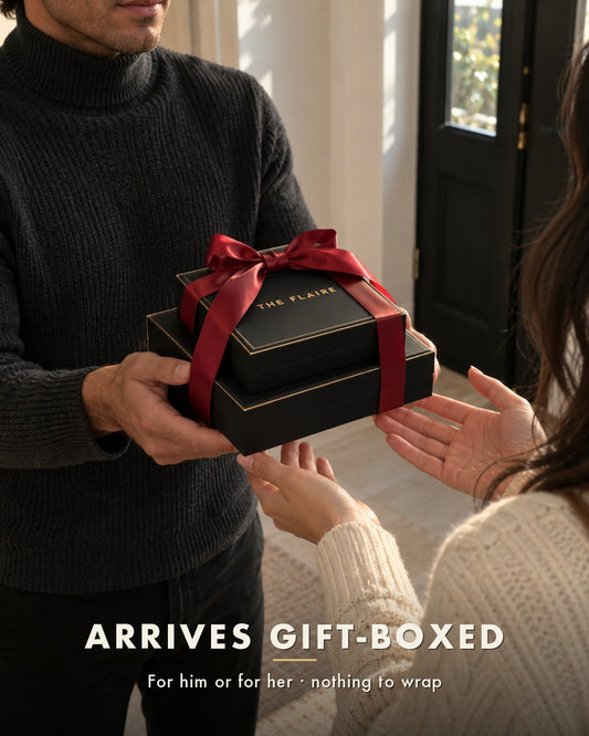 Luna Rope Gift Box Gold: the hand-over