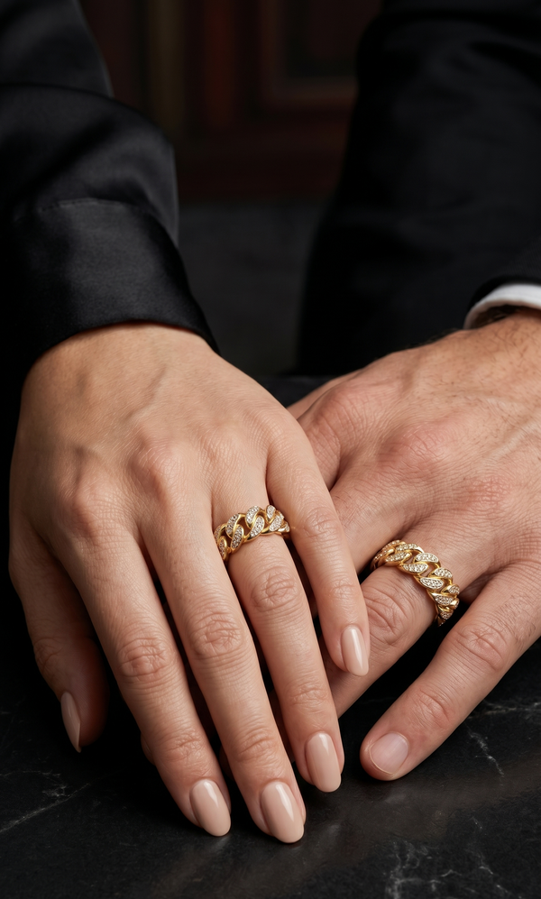 VENELLE RING  GOLD — On skin