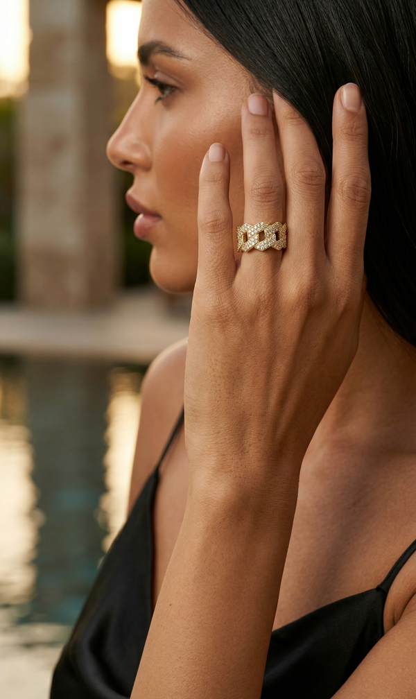 ELARA RING GOLD — On skin