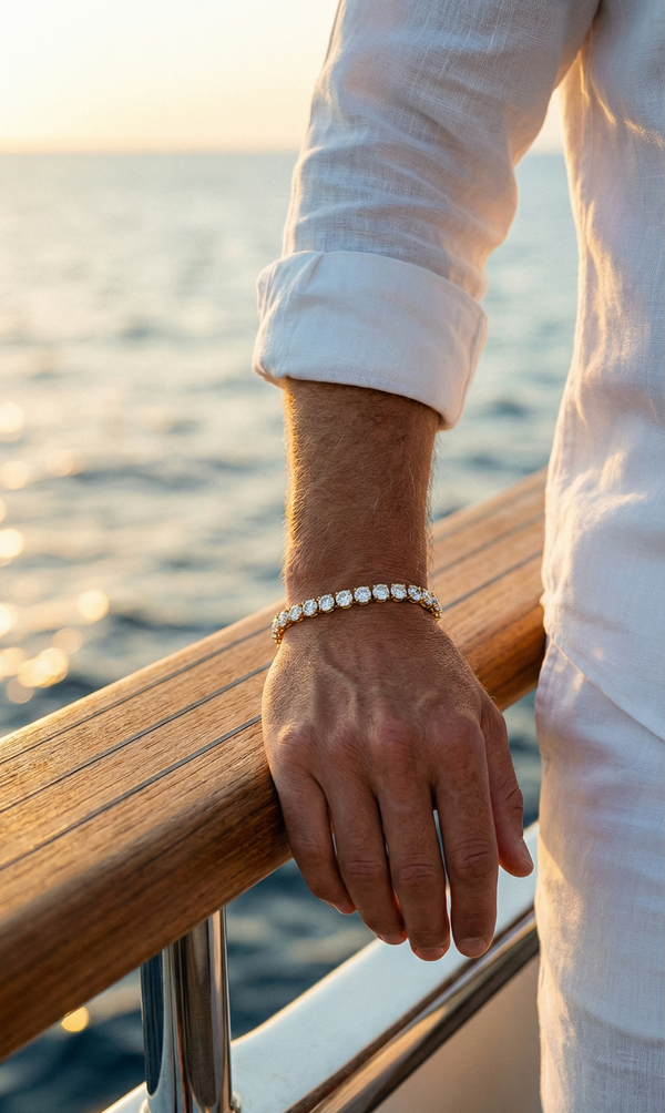 EMPYREAN  BRACELET GOLD — The closure