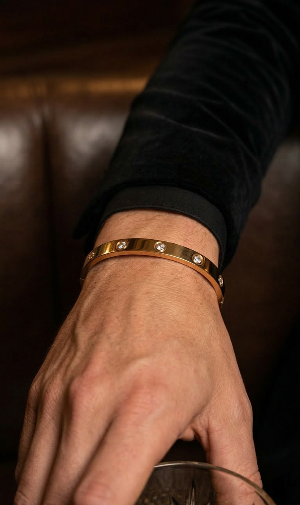 AMORÉ BRACELET GOLD — Wearing it