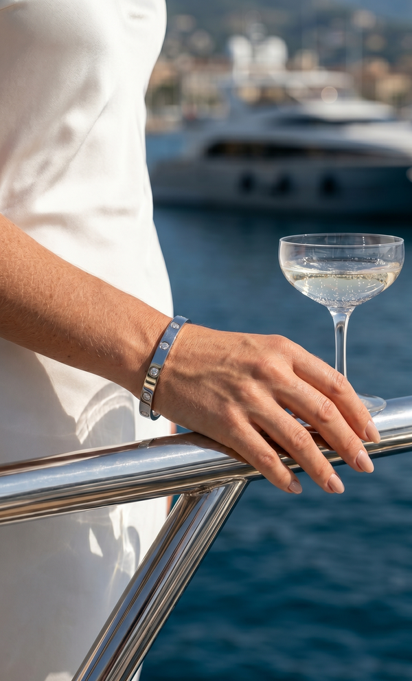 AMORÉ BRACELET SILVER — The closure