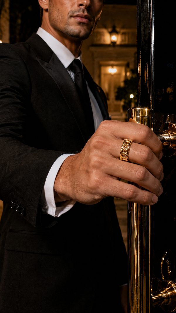 LUXOR RING GOLD — On skin