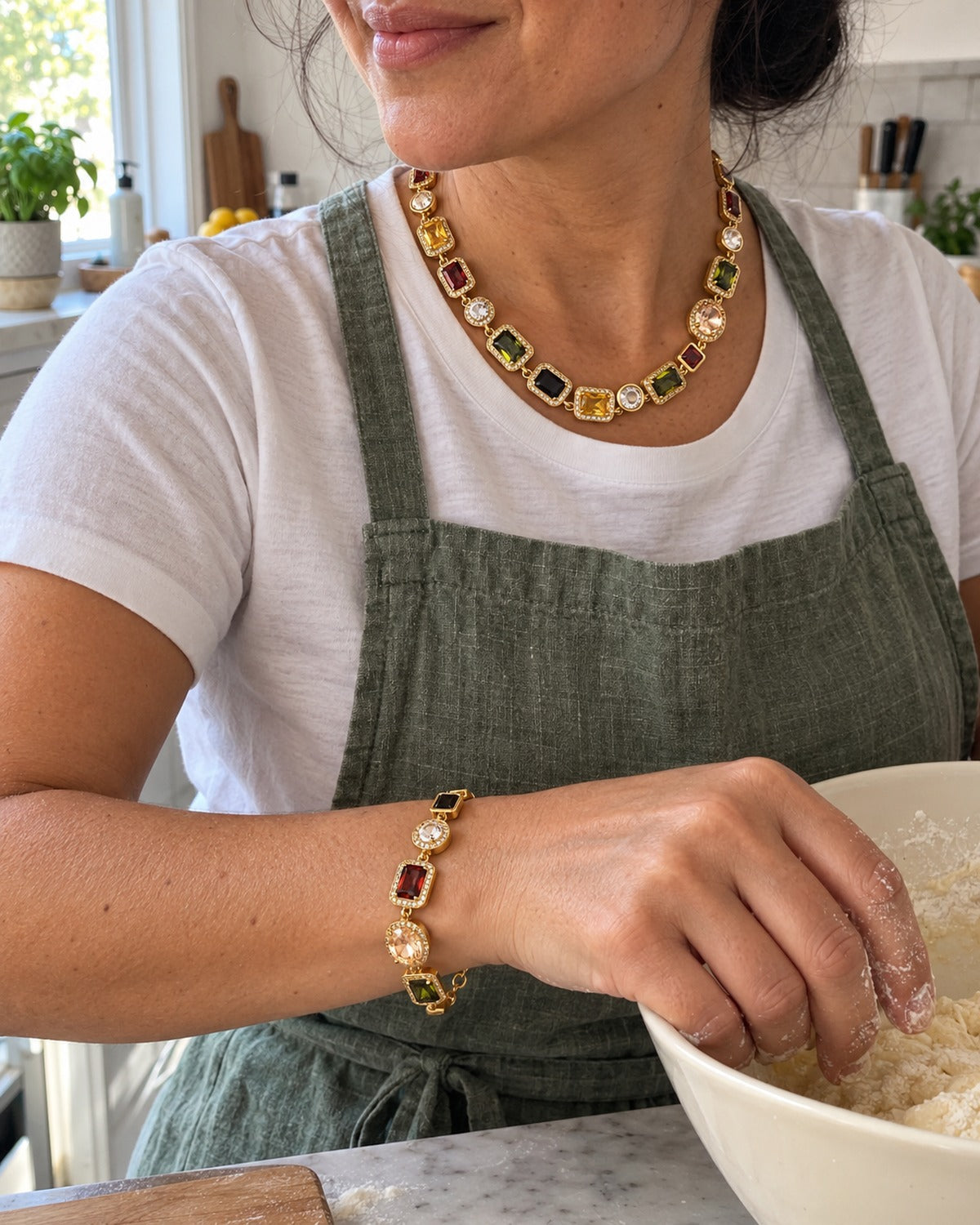 Astra Gift Box Gold: she wears it to bake
