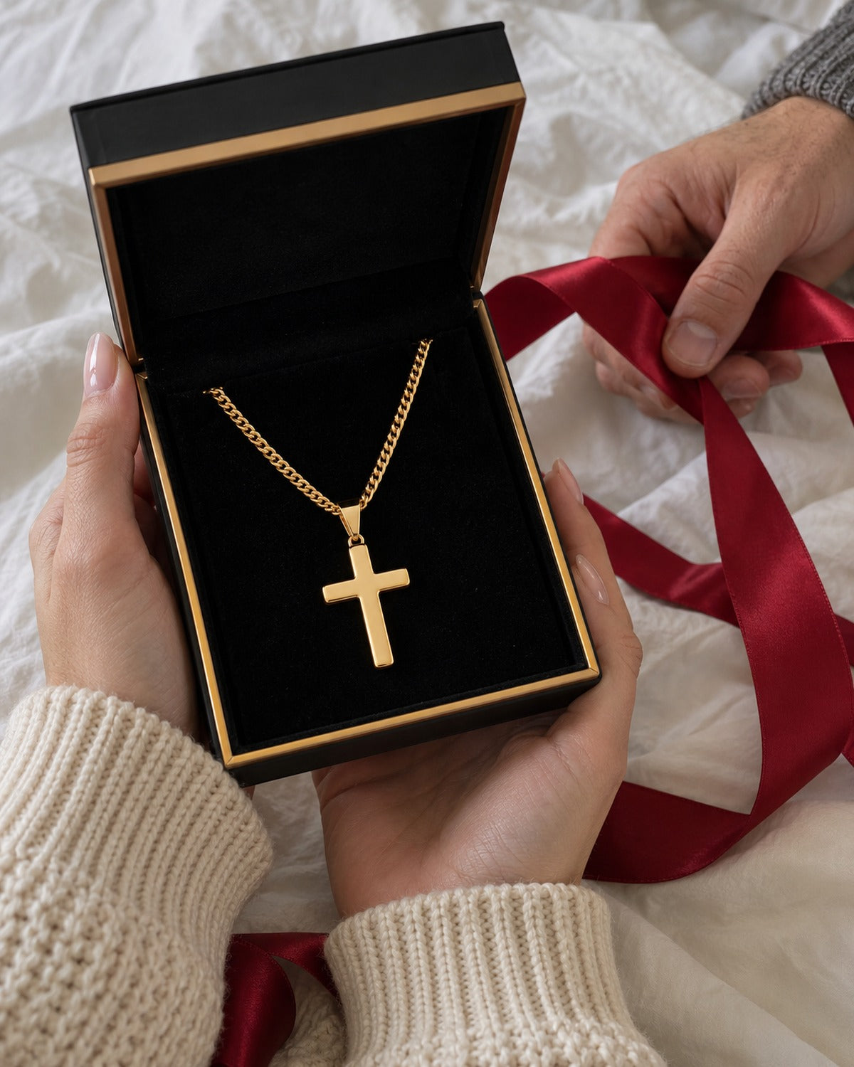 Aure & Luxor Layer Gift Box Gold: he gives it to her