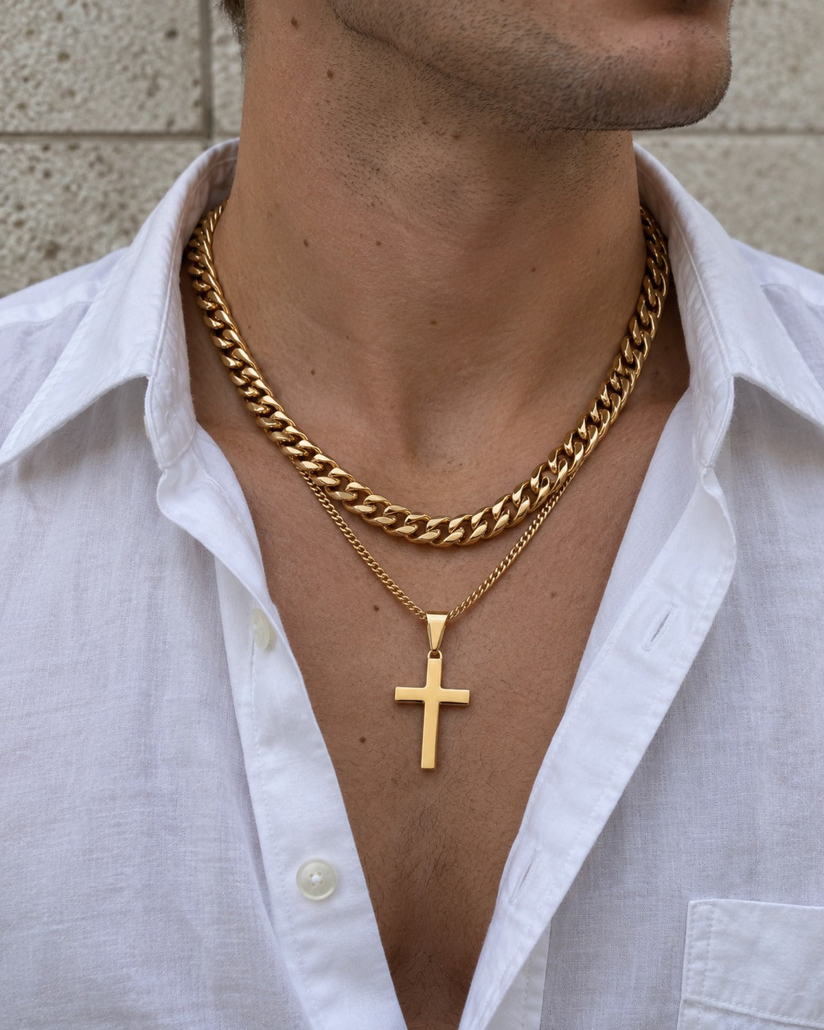 Aure & Luxor Layer Gift Box Gold: he wears it