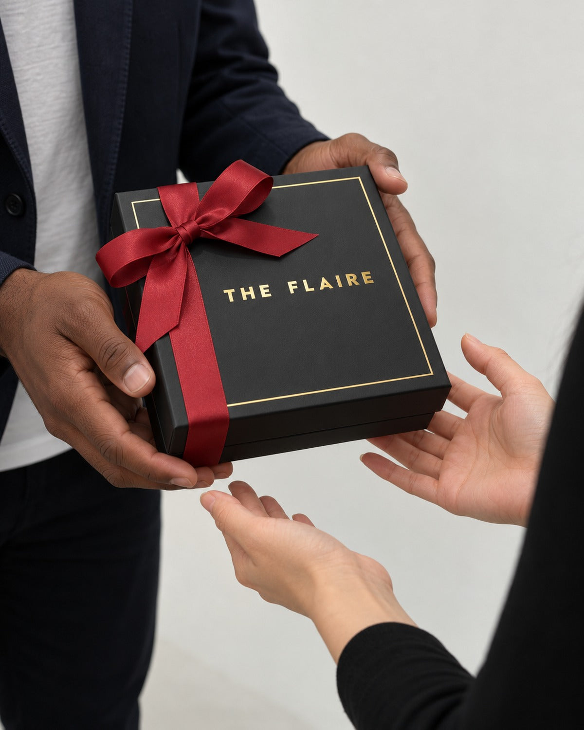 Calixte Gift Box Gold: he gives it to her