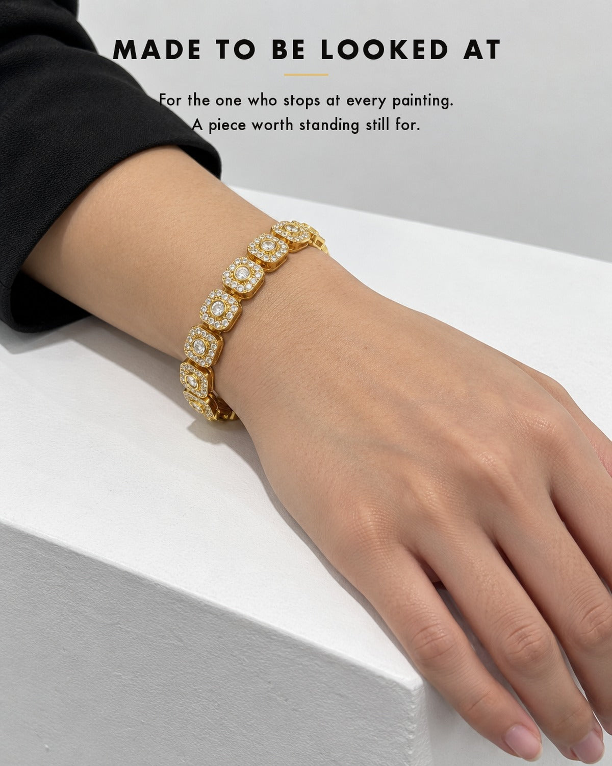 Calixte Gift Box Gold: she stops to look