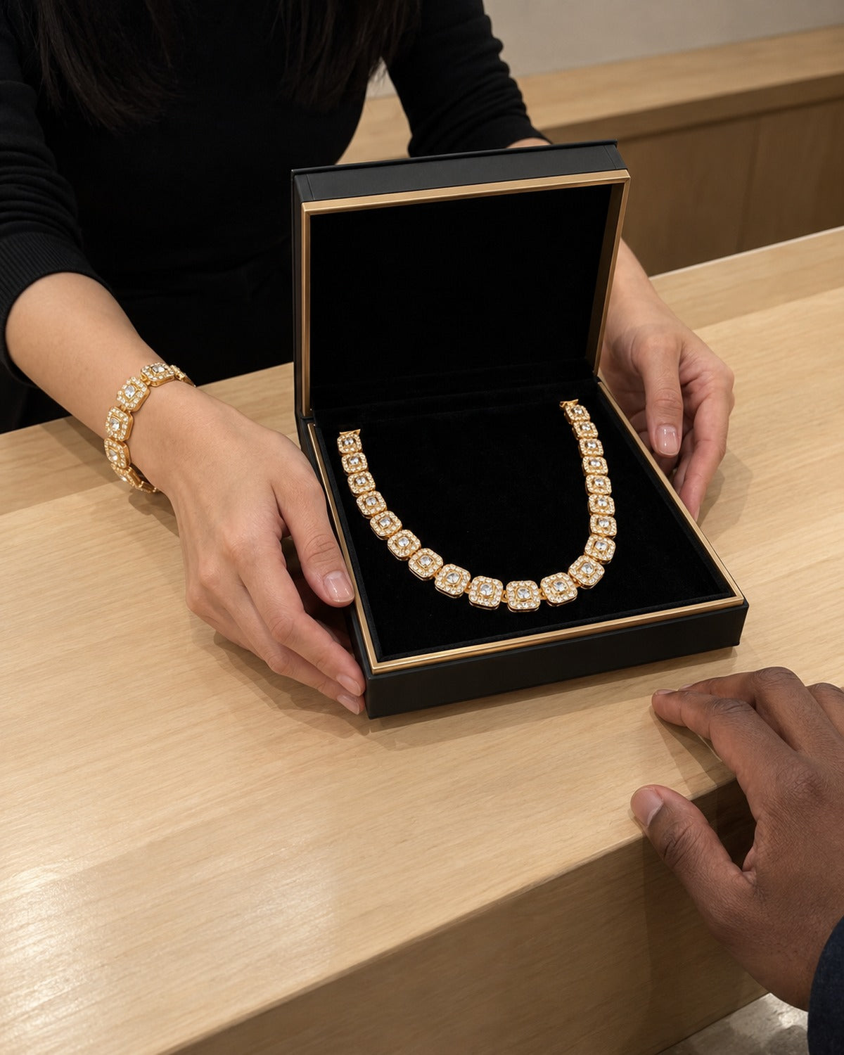 Calixte Gift Box Gold: she gives him his
