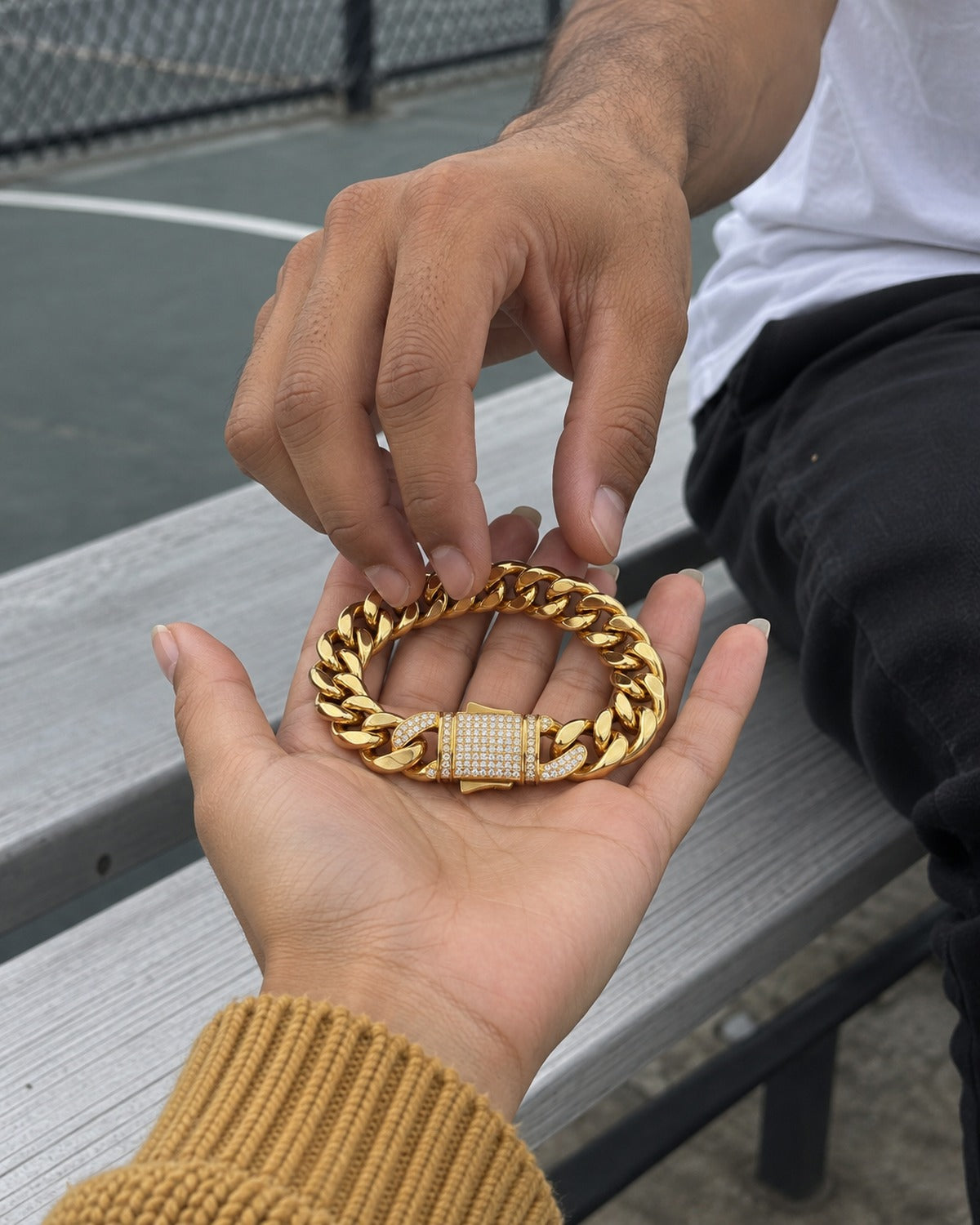 Ember Gift Box Gold: he lends her the bracelet