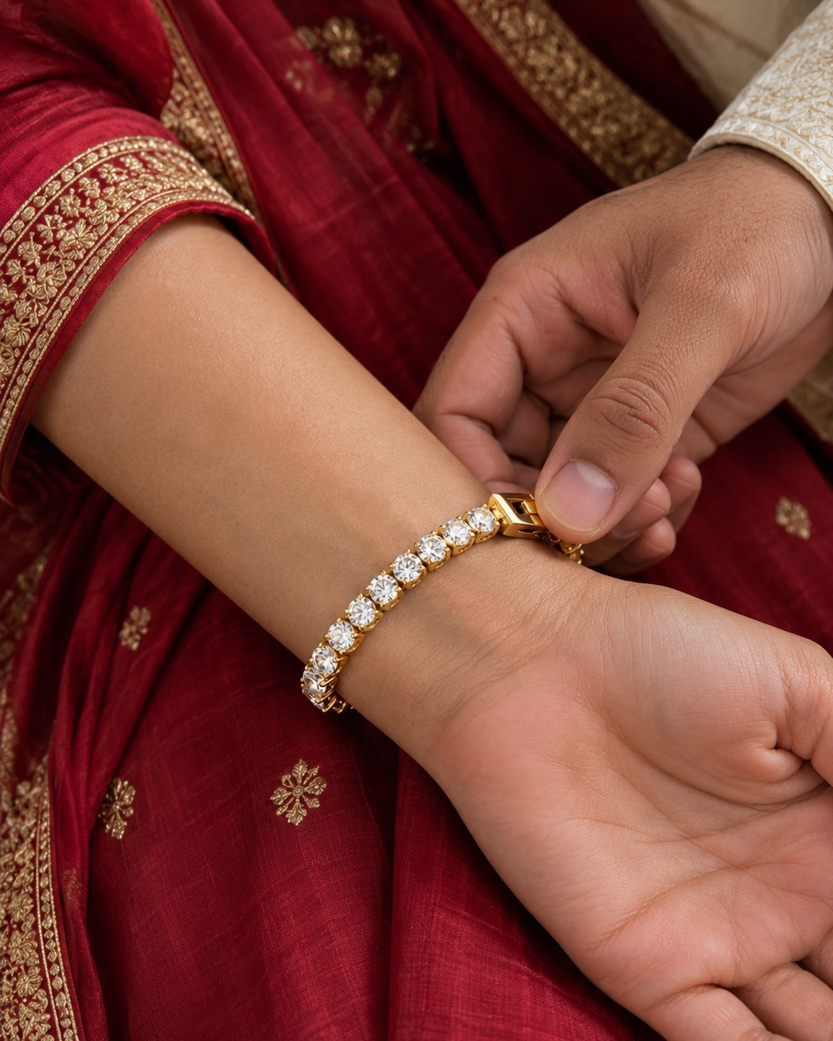 Empyrean Tennis Gift Box Gold: he gives her the bracelet