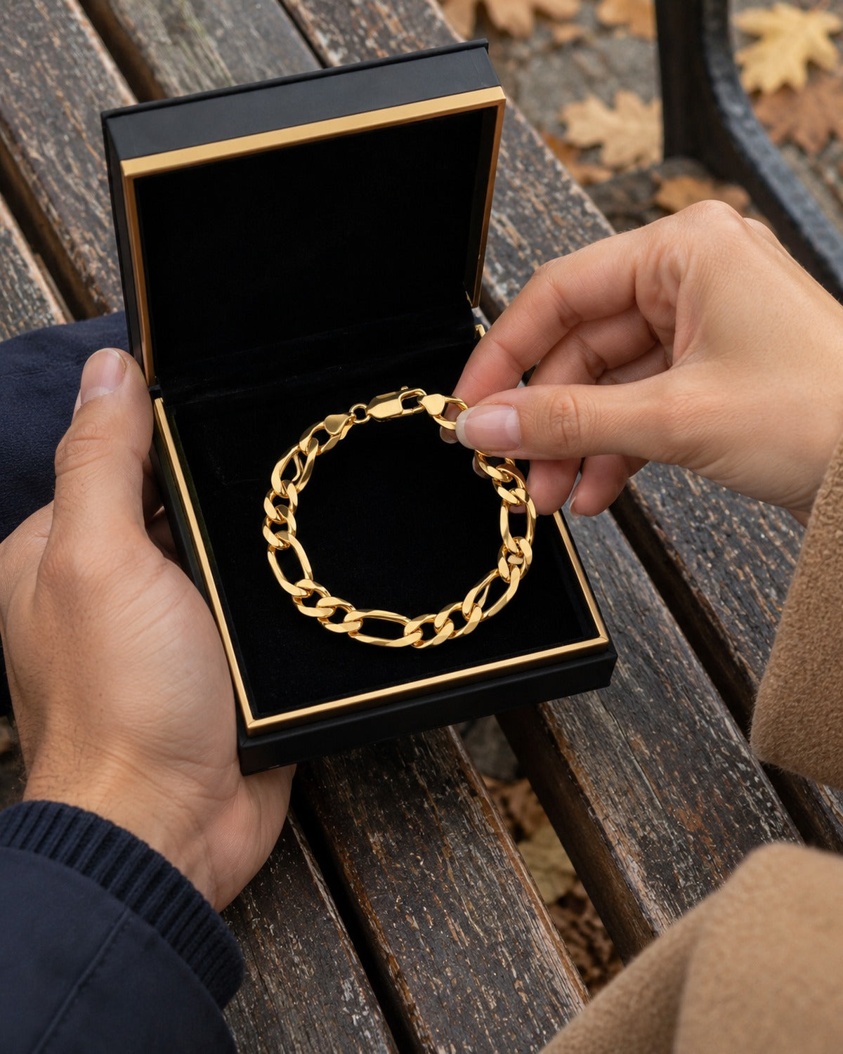 Figaro Gift Box Gold: he gives her the bracelet