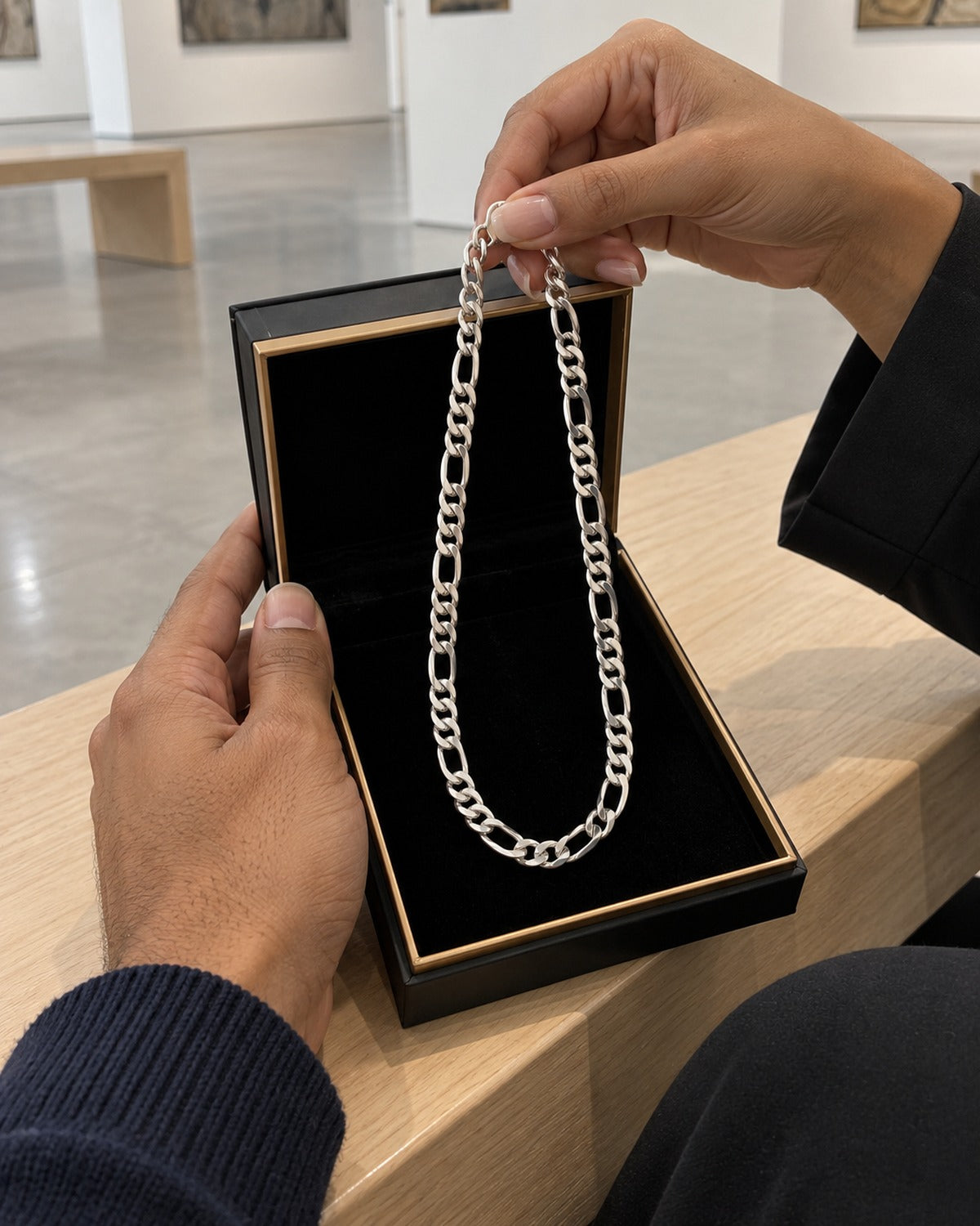 Figaro Gift Box Silver: he gives her the chain
