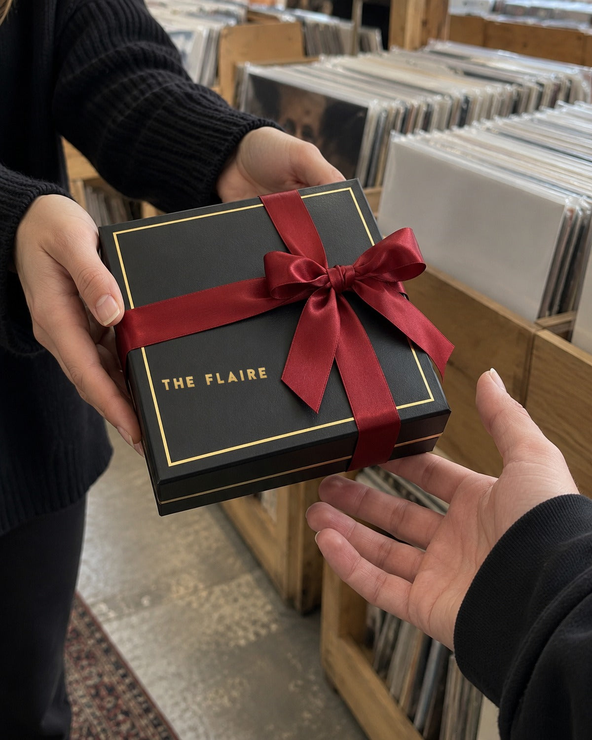 Lorenzo Gift Box Silver: she gives it to him