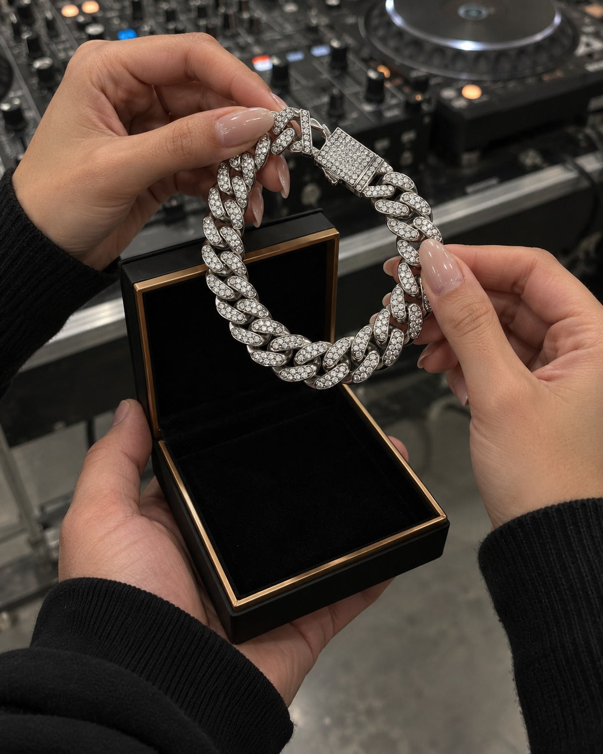 Lorenzo Gift Box Silver: he gives her one too