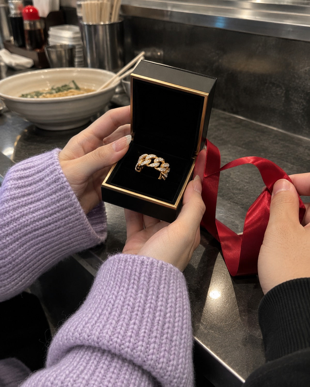 Lorenzo Trio Gift Box Gold: he gives her the ring