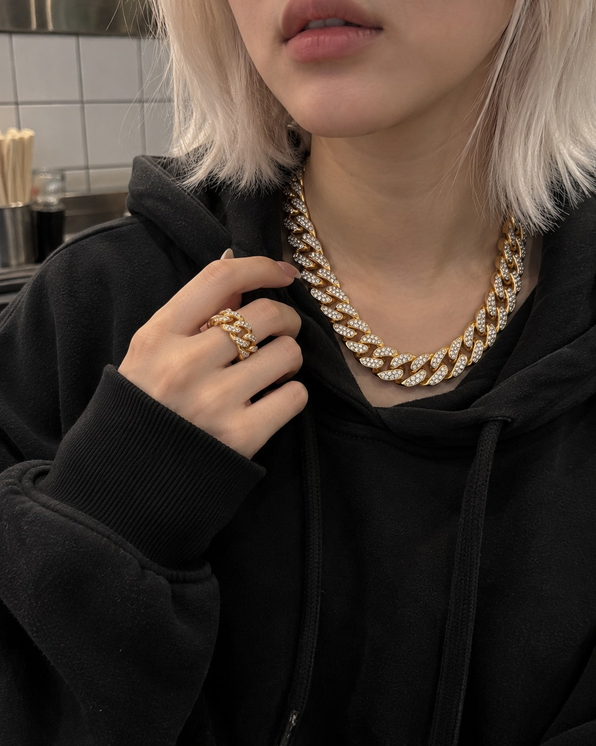Lorenzo Trio Gift Box Gold: she wears it