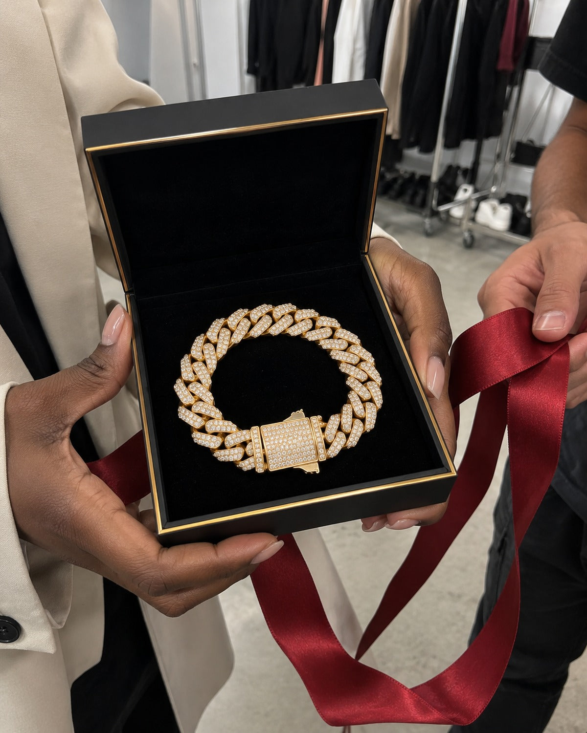 Luciano Four-Piece Gift Box Gold: he hands it over
