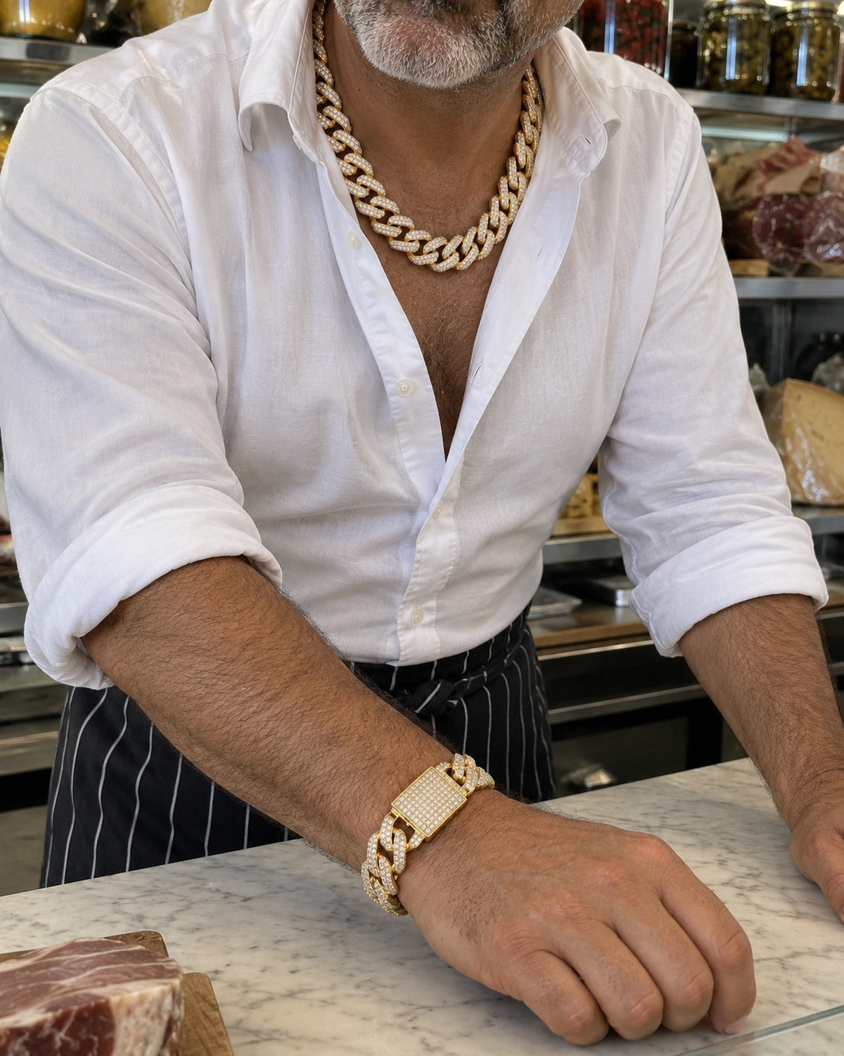 Luciano Gift Box Gold: behind the counter