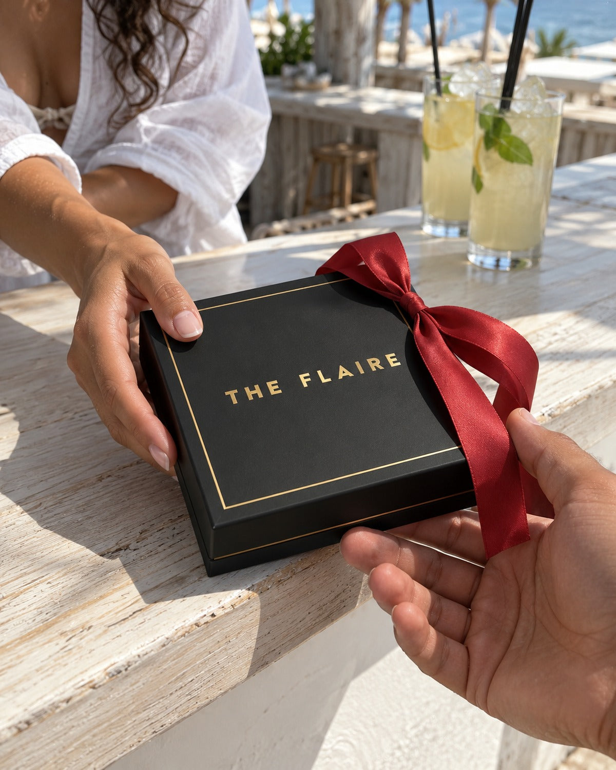 Luna Rope Gift Box Gold: she gives him his