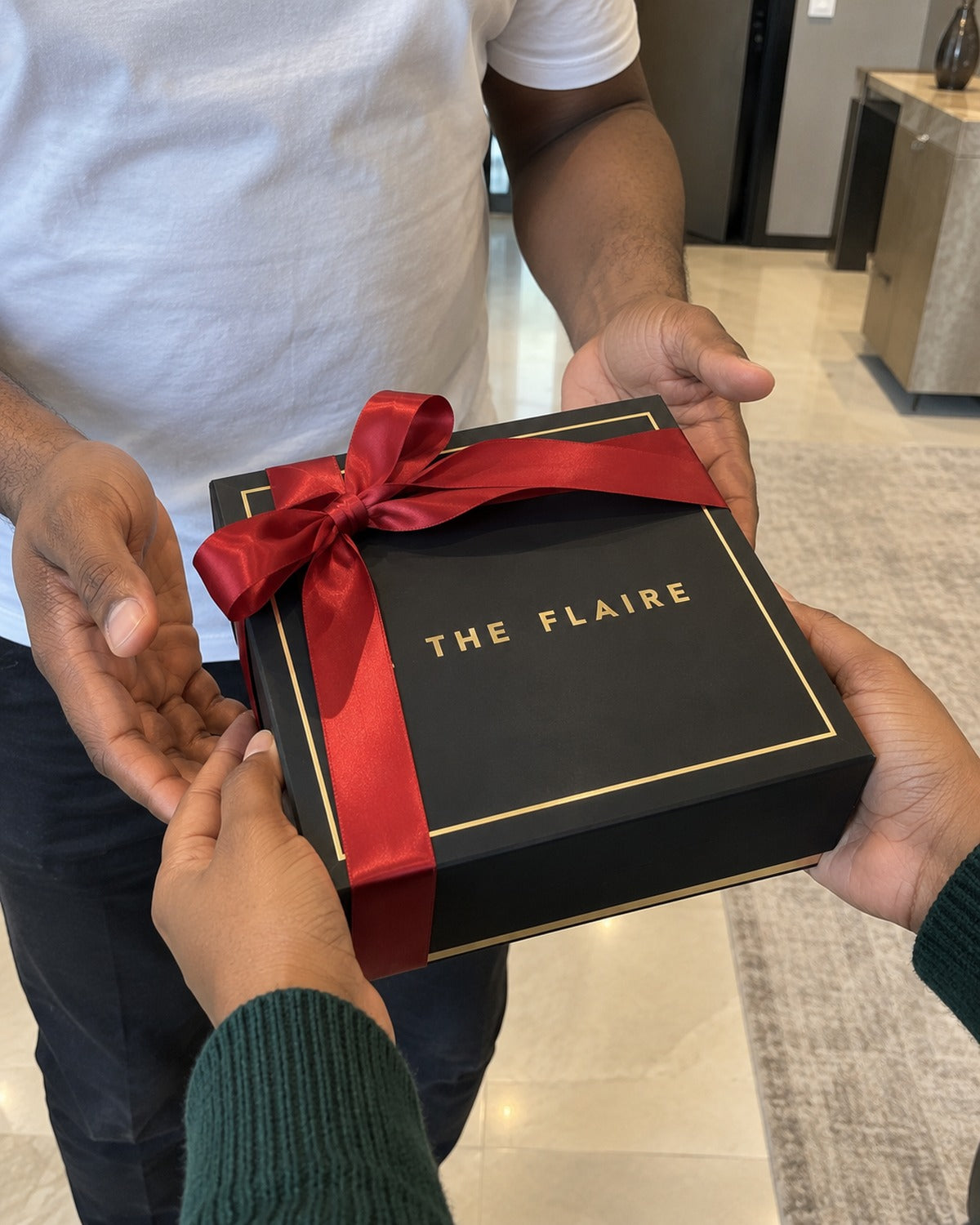 Luxor Four-Piece Gift Box Gold: she gives him the box