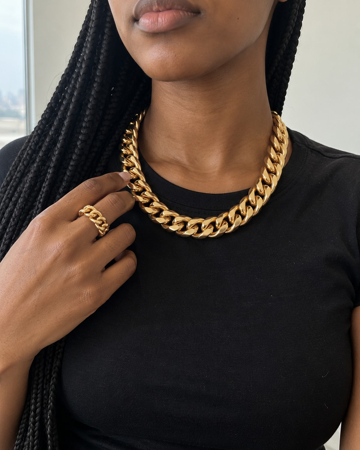 Luxor Four-Piece Gift Box Gold: she wears it