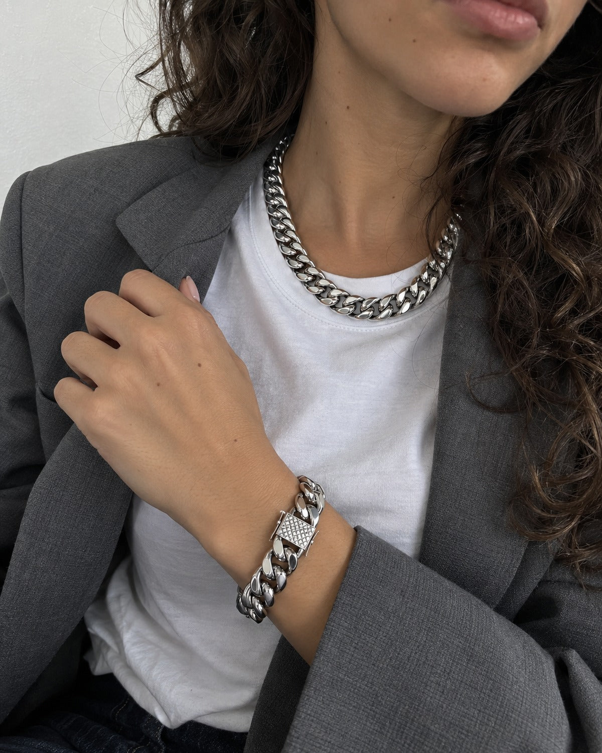 Luxor Four-Piece Gift Box Silver: she wears it