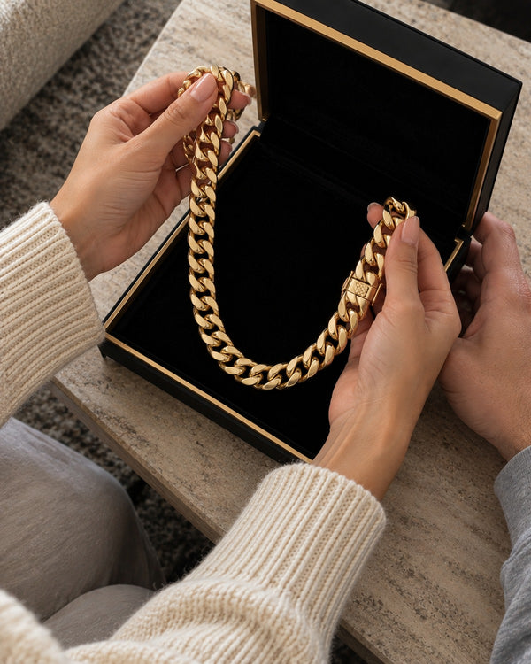 LUXOR GIFT BOX GOLD — The closure