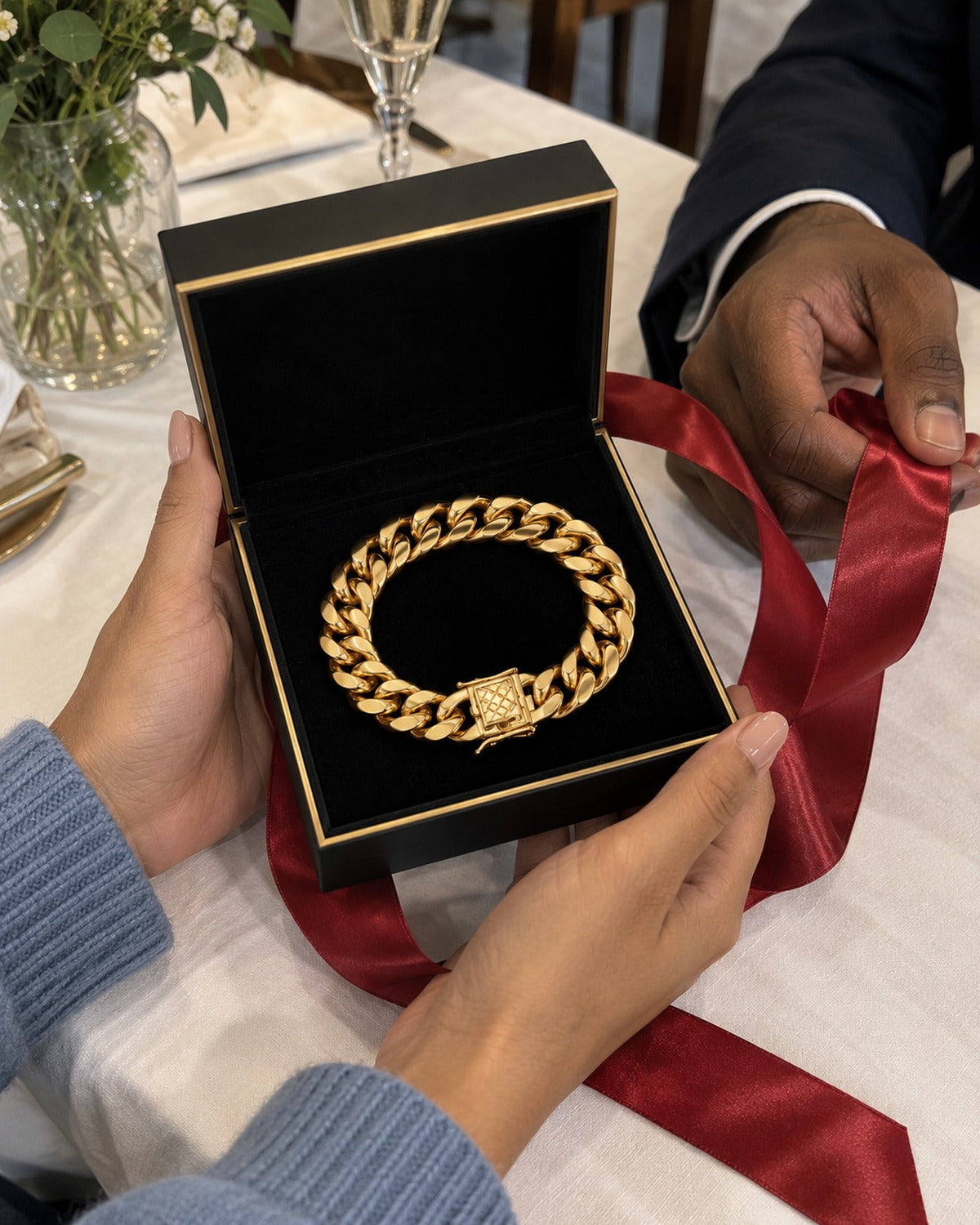 Luxor Trio Gift Box Gold: he gives her the bracelet