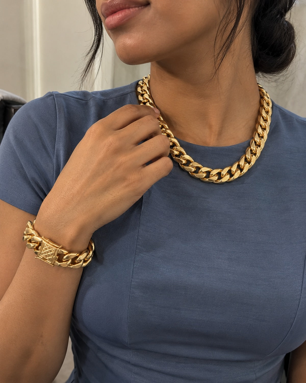Luxor Trio Gift Box Gold: she wears it