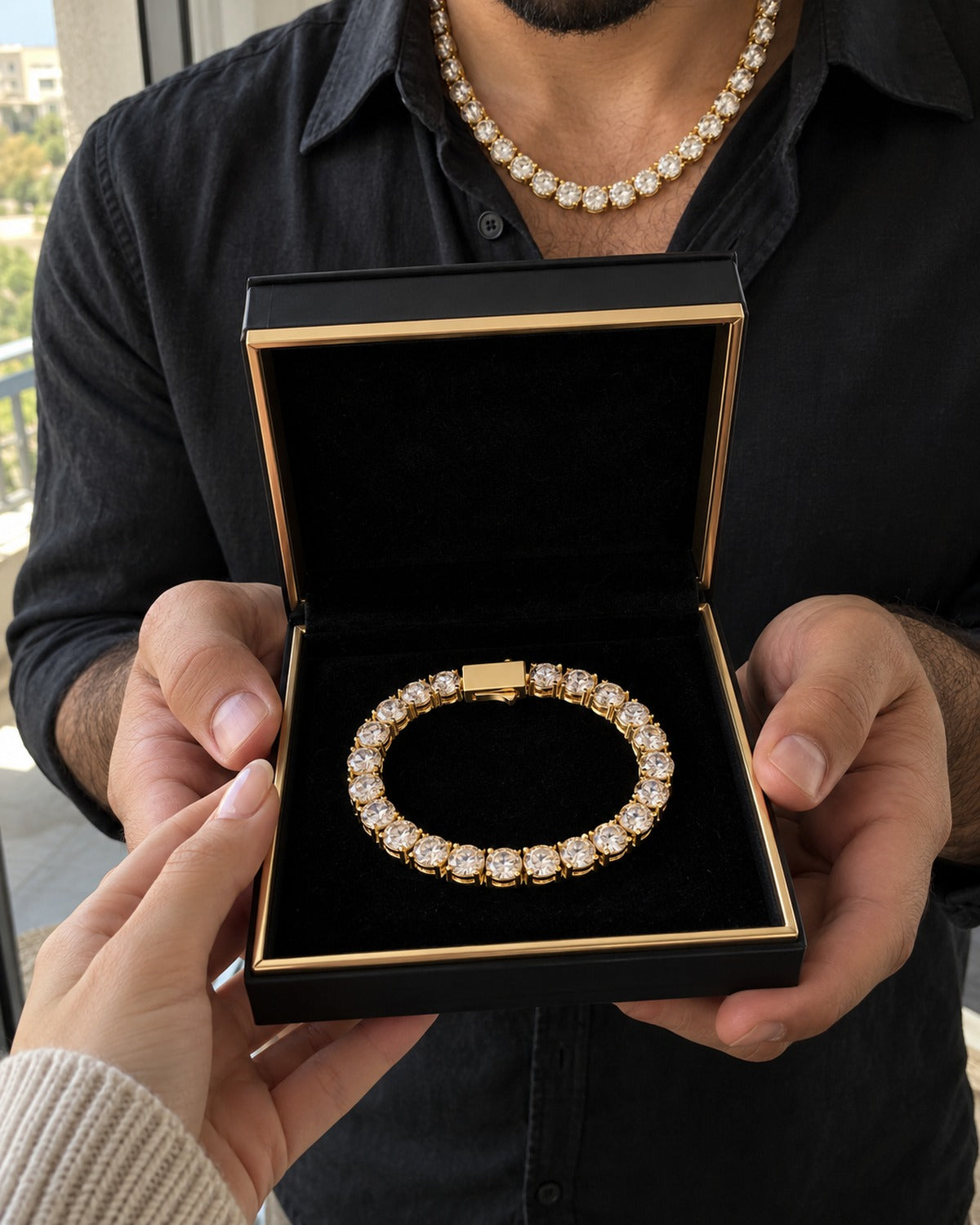Nova Gift Box Gold: he gives her hers