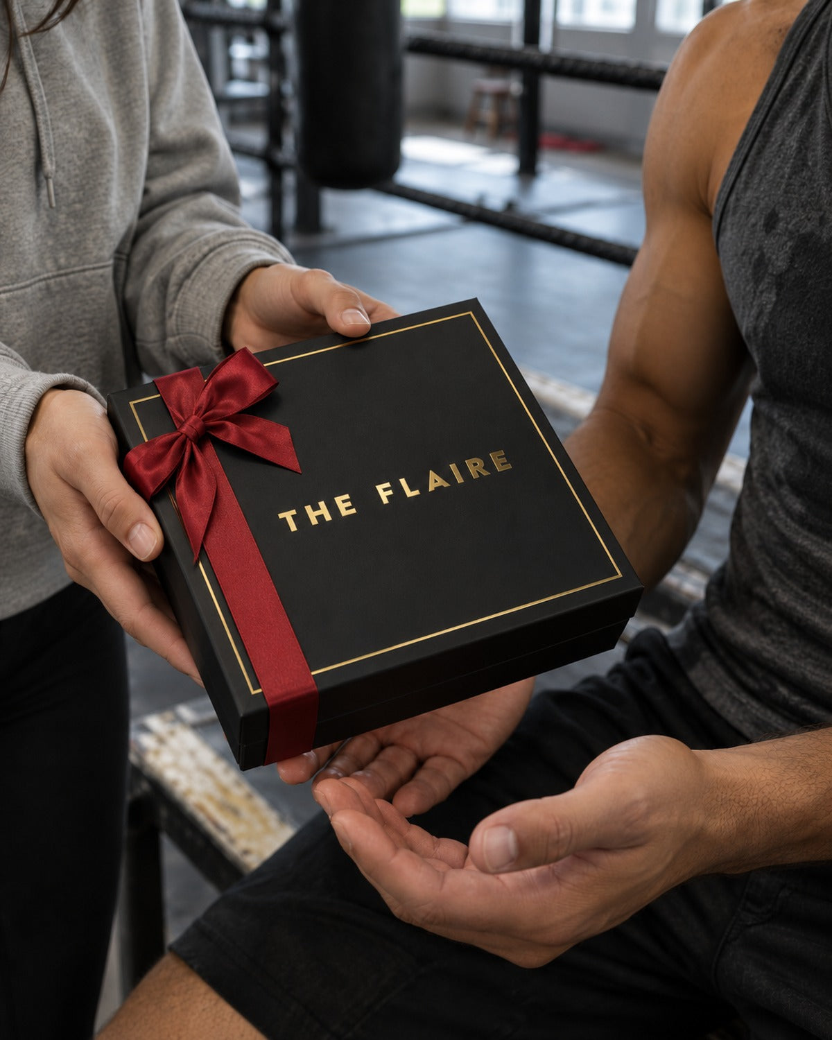 Santino Gift Box Gold: she gives it to him