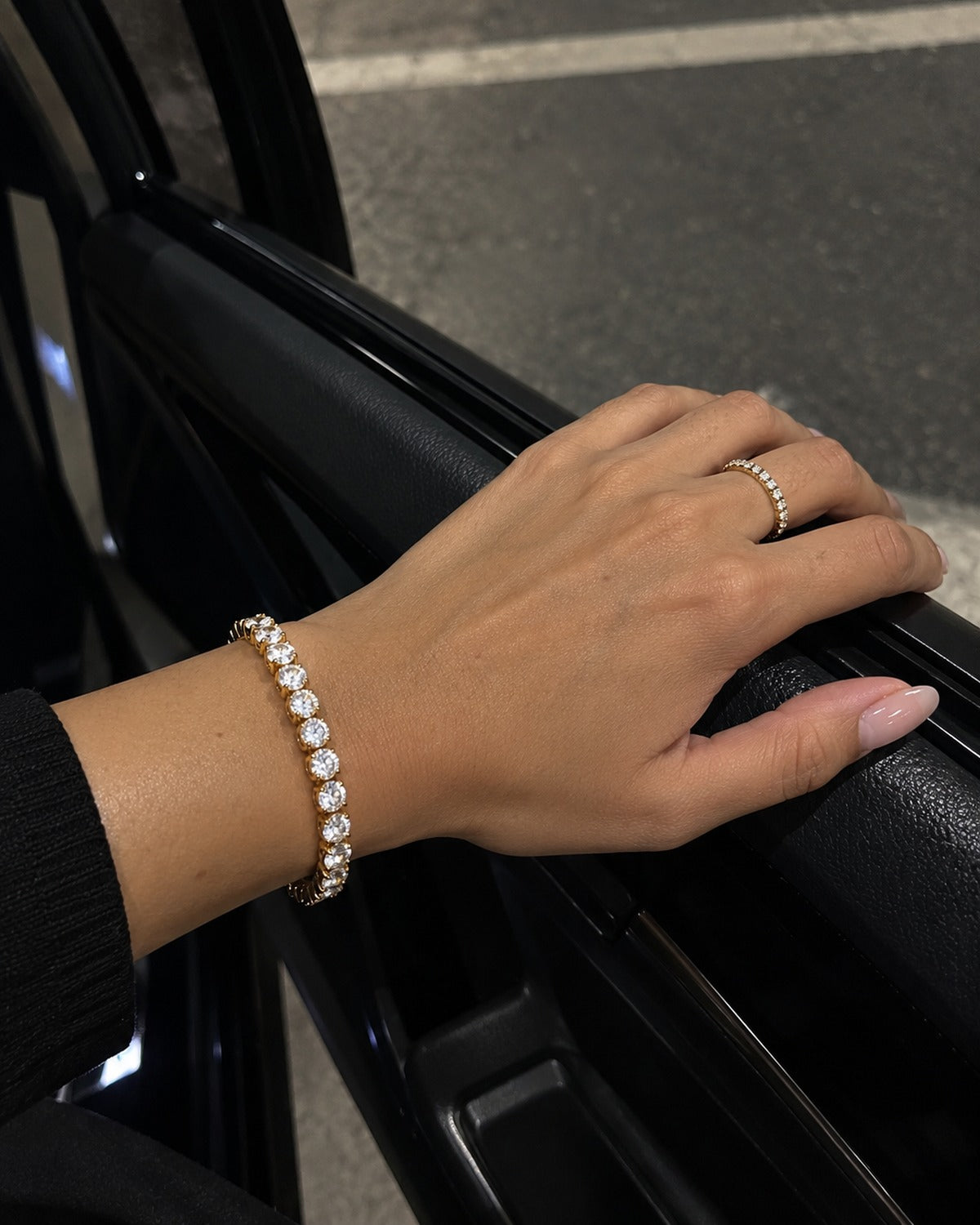 Tennis Four-Piece Gift Box Gold: the car door
