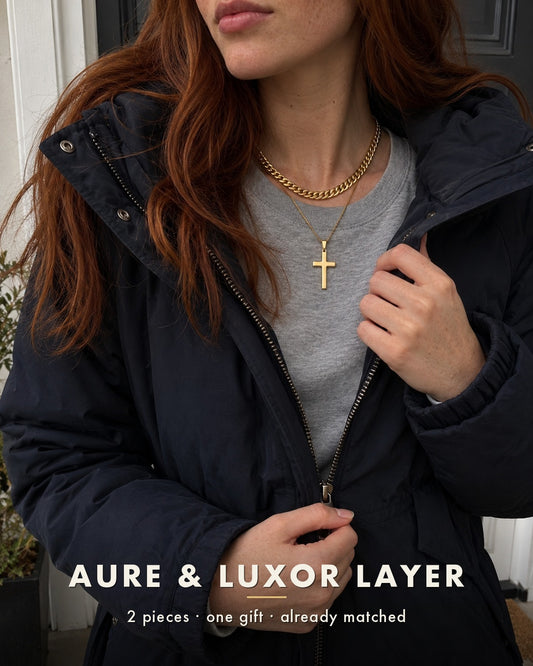 Aure & Luxor Layer Gift Box Gold: the hand-over
