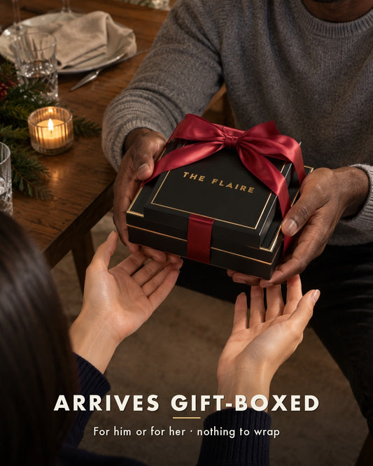 Alaric Gift Box Gold: the hand-over