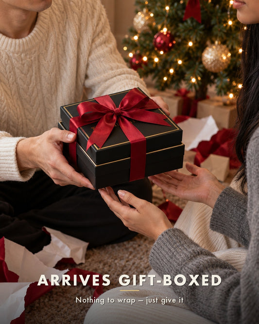Calixte Gift Box Gold: the hand-over